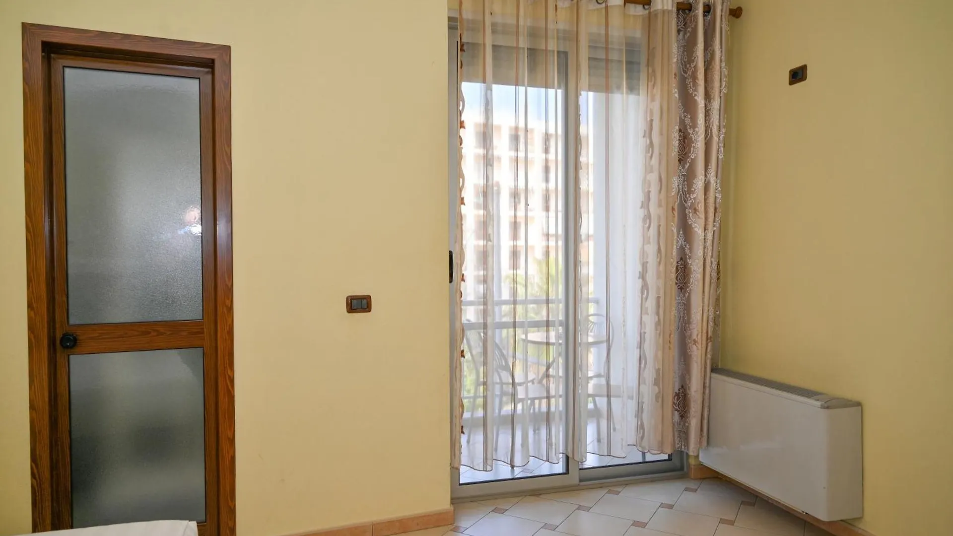 ***  Hotel Vila Emes Durrës 阿尔巴尼亚