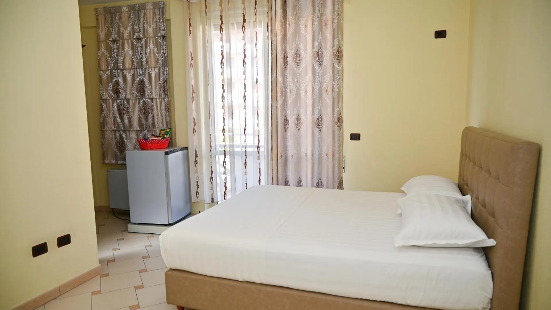 Hotel Vila Emes Durrës 3*,
